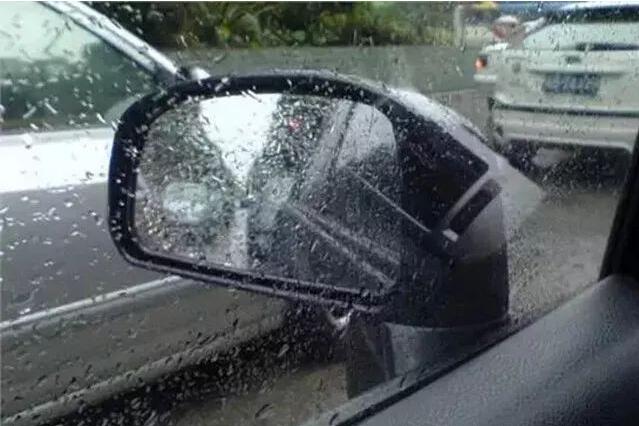 怎樣使用汽車后視鏡加熱？功能按鍵位置在哪里？